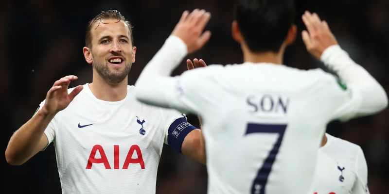 Harry Kane mang màu áo Tottenham